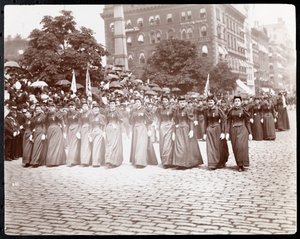 1895年5月、ニューヨーク共和国の大陸軍の娘たちのパレードで行進している女性たちの様子（シルバーゼラチンプリント）